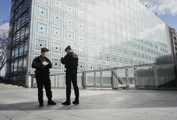 Epstein belgeleri Fransa’yı karıştırdı: Eski bakanın başkanlık ettiği enstitüye polis baskını