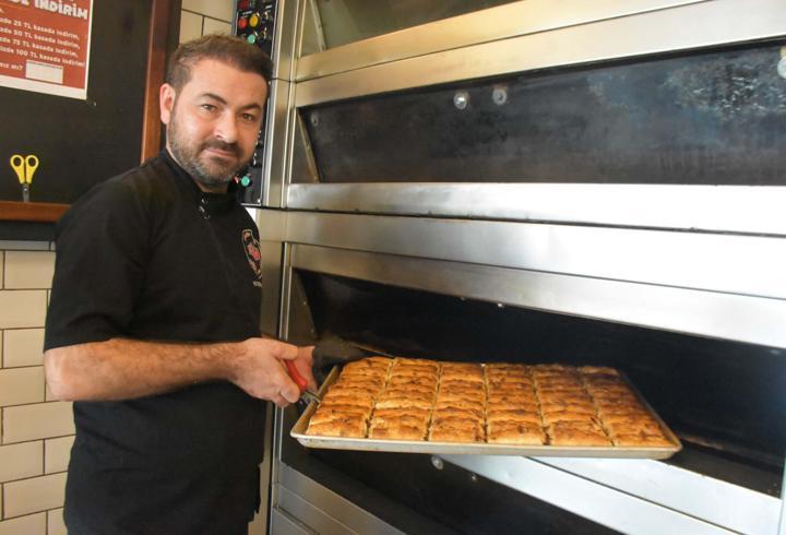 İftarların vazgeçilmezi hurmadan börek yaptı
