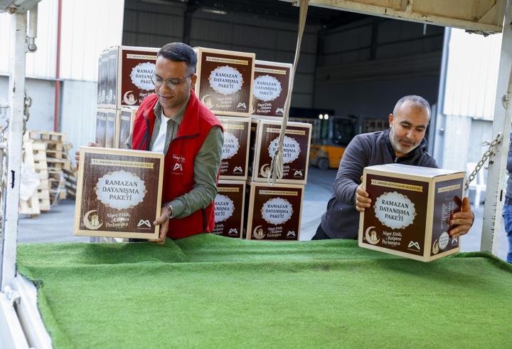 Mersin’de ramazan dayanışma paketi dağıtımları başladı