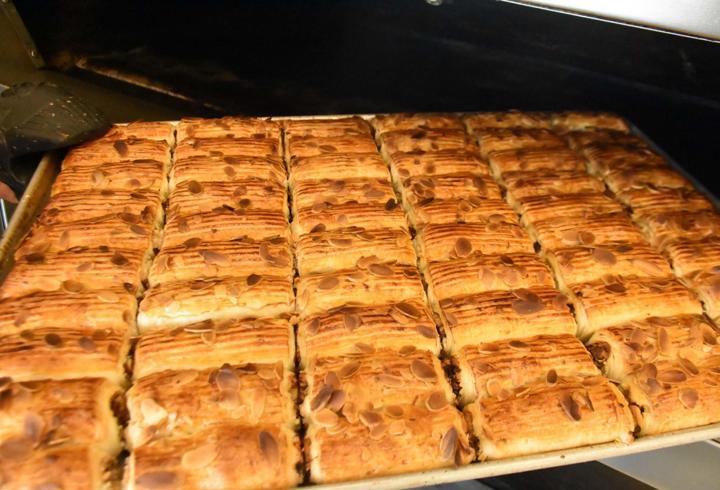 İftarların vazgeçilmezi hurmadan börek yaptı