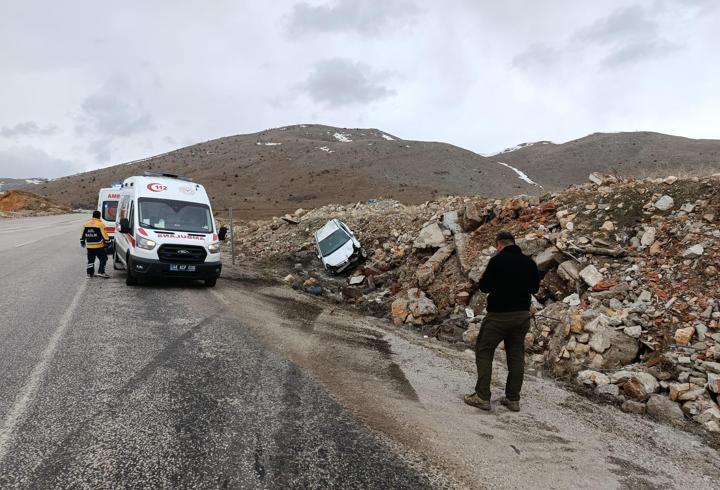 Malatya'da devrilen otomobildeki 5 kişi yaralandı 