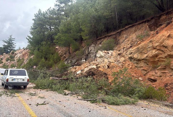 Muğla'da toprak kayması; yol kısmen kapandı
