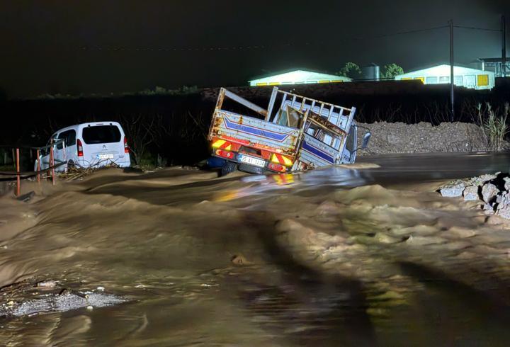 Manisa’da derede mahsur kalan 2 araç kurtarıldı