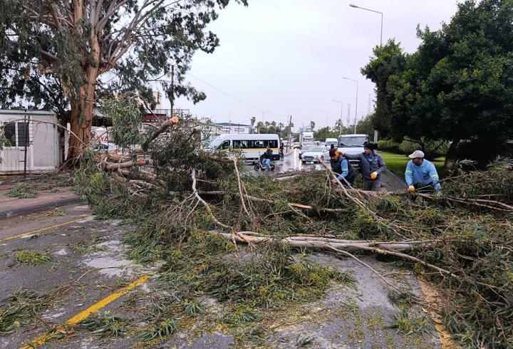 Mersin’de ekipler olumsuzlukları gideriyor