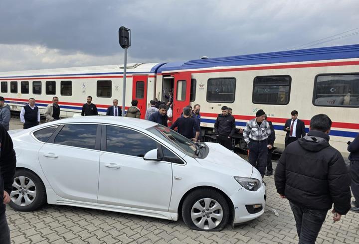 Bingöl'de yolcu treni otomobile çarptı: 3 yaralı