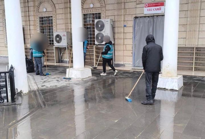 Bingöl’de yükümlülerden camii temizliği