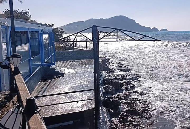 Dev dalgalar restoranı bastı: Saniye saniye panik!