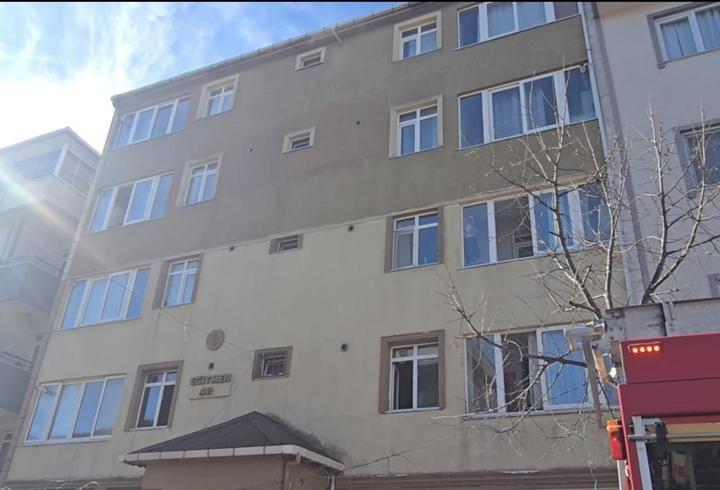 Sancaktepe'de 4 katlı binada yangın: 7 kişi kurtarıldı