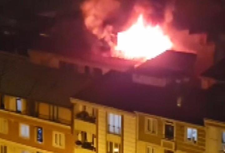 İstanbul - Esenyurt'ta 5 katlı binanın çatısı alev alev yandı