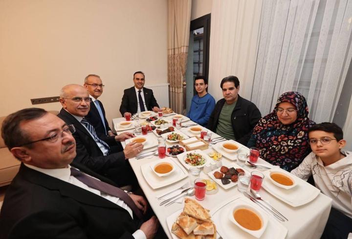 Bakan Kacır, depremzede aile ile iftar yaptı