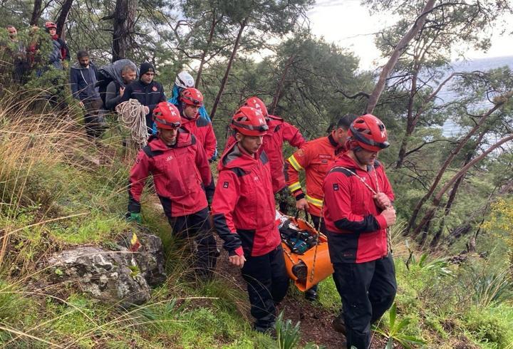 Muğla’da kayalıklardan düşen genç kurtarıldı