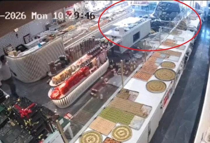 Ankara'da otomobil pastaneye girdi; o anlar kamerada