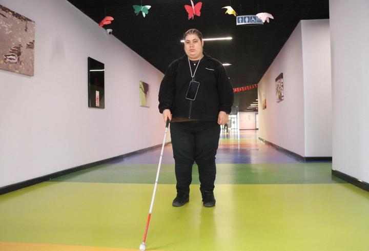 Görme engelli Arzu, beyaz bastonu ile 4 üniversite bitirdi