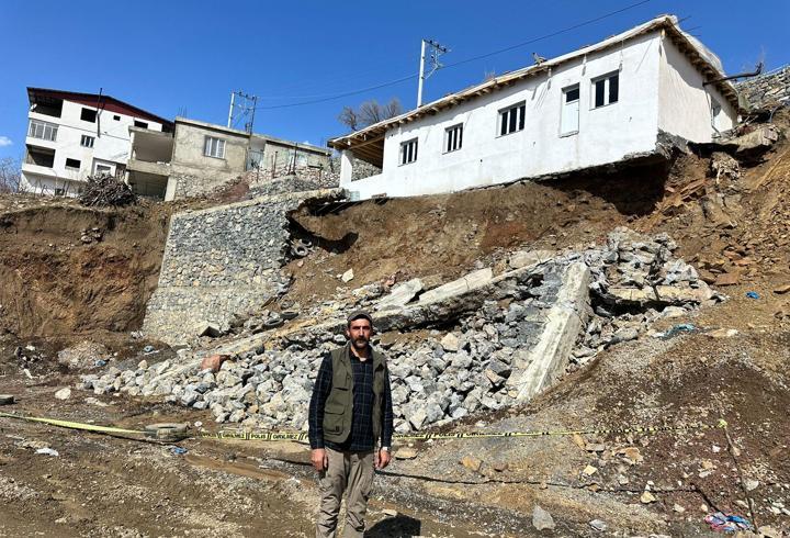 Yağış nedeniyle istinat duvarı çöktü, evin temeli ortaya çıktı