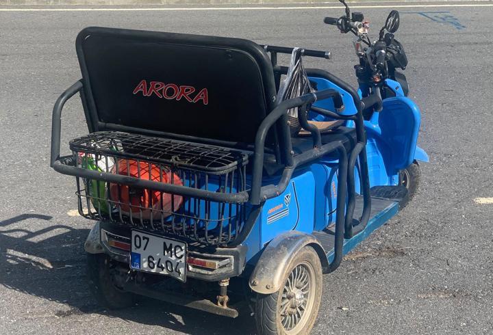 Devrilen elektrikli bisikletteki 2 kişi yaralandı