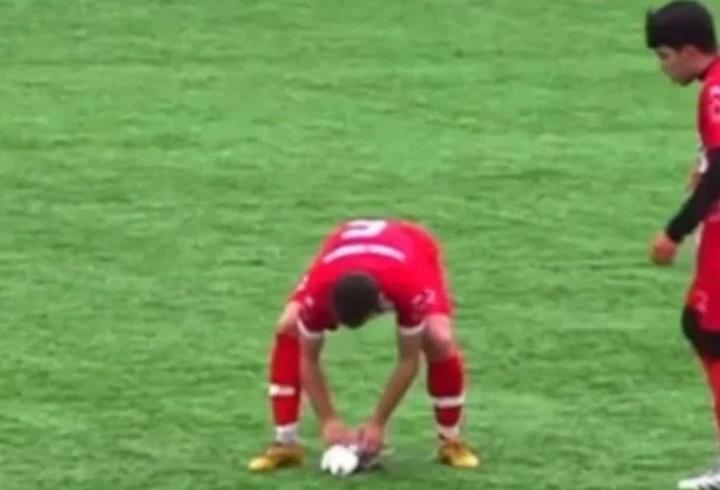 Maç esnasında top çarpan martıya kalp masajı!