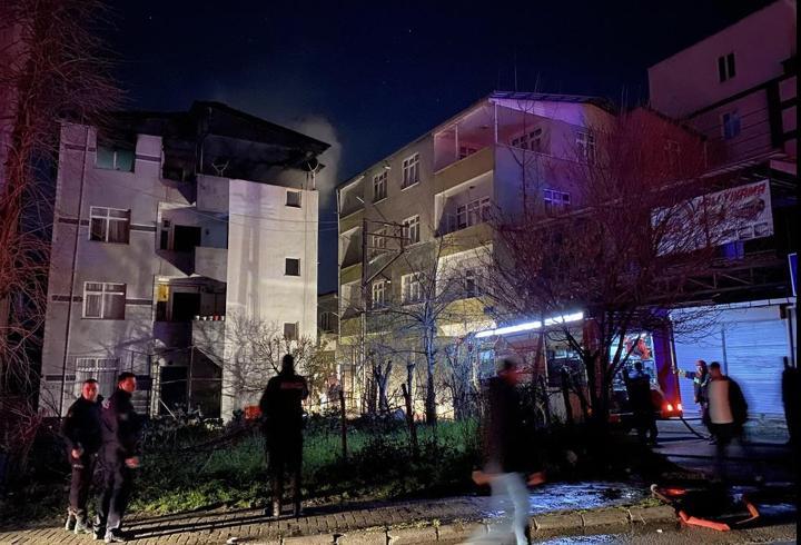 Evinde çıkan yangını söndürmek isterken yaralandı