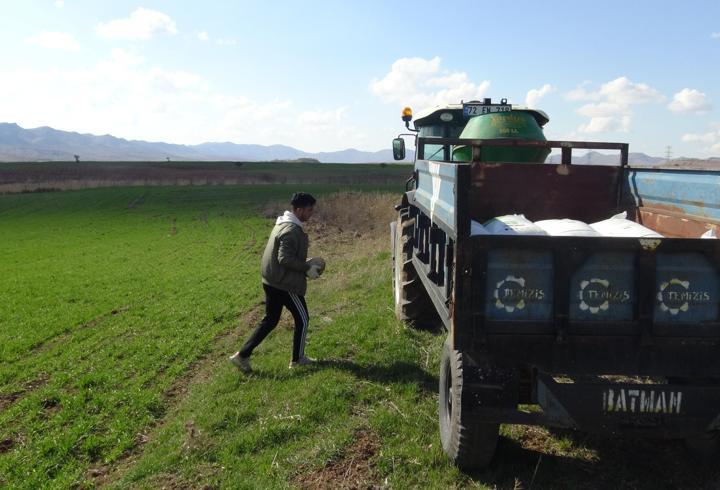 Gercüş’te çiftçiler bahar gübresine başladı