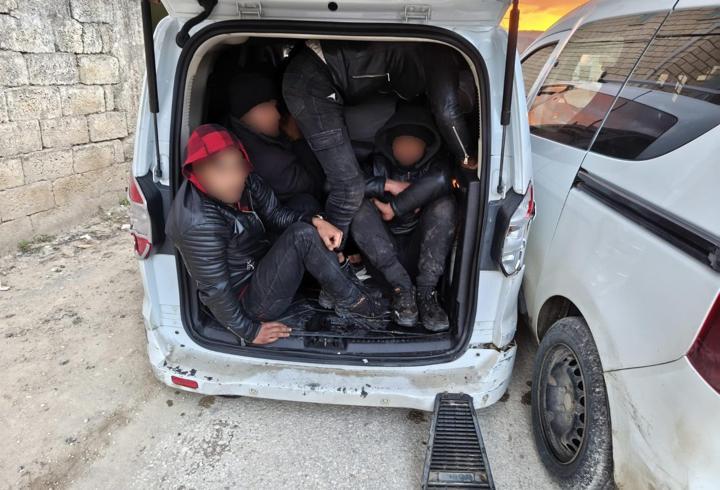 Hatay'da 2 hafif ticari araçta 23 kaçak göçmen yakalandı