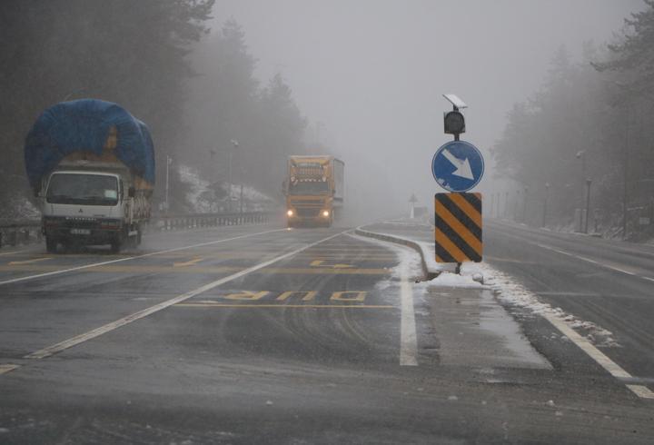 Bolu Dağı'nda hafif kar yağışı ve sis
