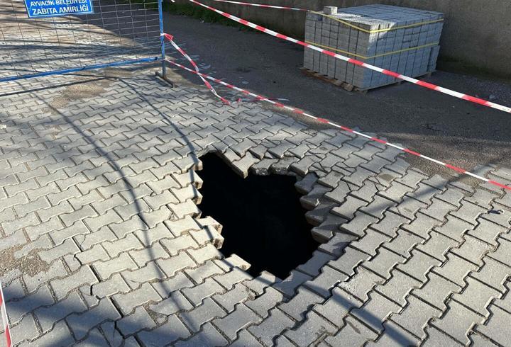 Çanakkale'de sağanak nedeniyle yol çöktü