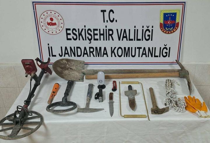Eskişehir’de kaçak kazıya 3 gözaltı