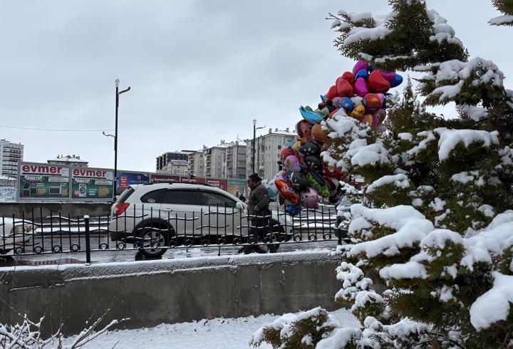 Sivas'ta kar yağışı; 432 yerleşim yeri ulaşıma kapandı