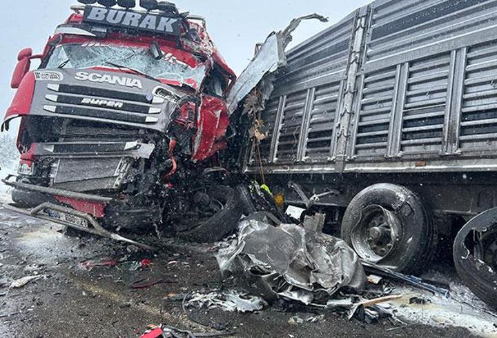 Sivas'ta 2 TIR çarpıştı: 1 ölü, 2 yaralı