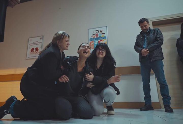 Güllü’den “gitme” çalarken yıkıldılar!