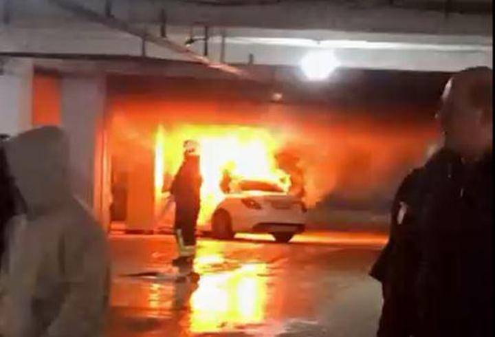 Otomobil otoparkta alev aldı