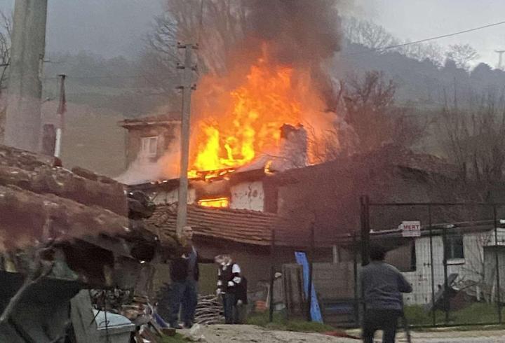 Evlerinde yangın çıkan çift öldü