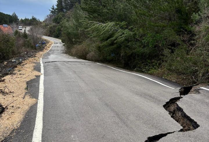 Kastamonu'da heyelan nedeniyle sahil yolunda yarıklar oluştu