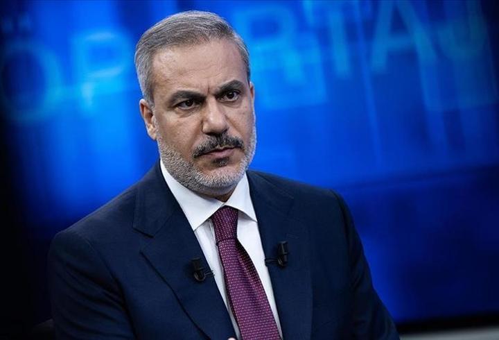 ABD ve İsrail’in 28 Şubat’ta İran’a yönelik başlattığı saldırılarla başlayan savaş bir haftayı geride bırakırken, çatışmanın nasıl ilerleyeceği belirsizliğini koruyor. İlk hafta İran’da 1332, İsrail’de 11 kişi hayatını kaybederken 6 ABD askeri öldü. ABD ve İsrail, İran’ın hava savunma sistemleri ve füze rampalarının önemli bölümünü vurduklarını açıklasa da operasyonların maliyeti hızla artıyor. Uzmanlara göre savaş üç farklı yönde ilerleyebilir: ABD ve İsrail’in İran’ın askeri altyapısını hedef 