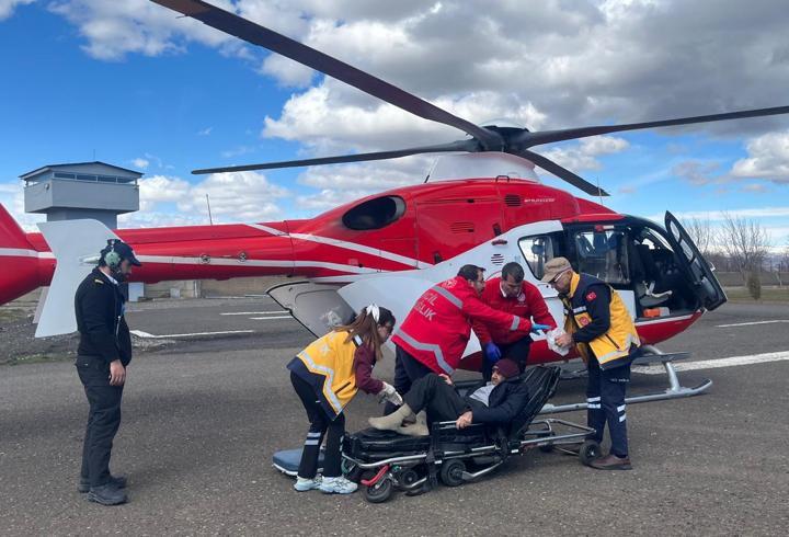 Bingöl’de ambulans helikopter, diyaliz hastası için havalandı