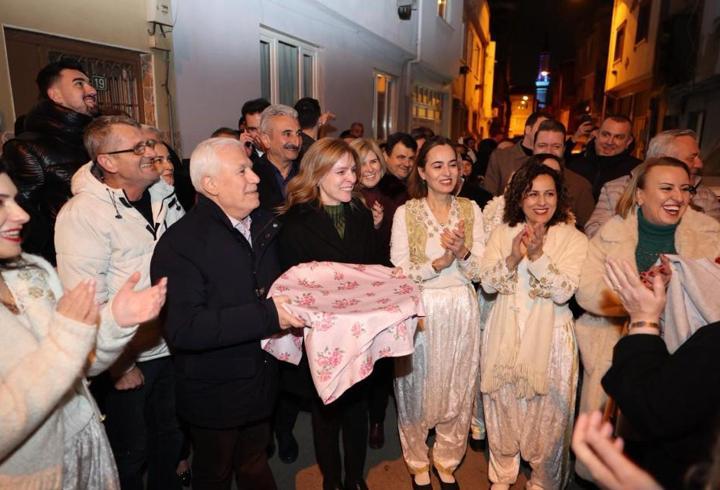Başkan Bozbey, sahurda Arnavut böreği ve tatlı topladı