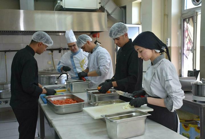Okulun kazanı iftarda tarım işçileri için kaynadı