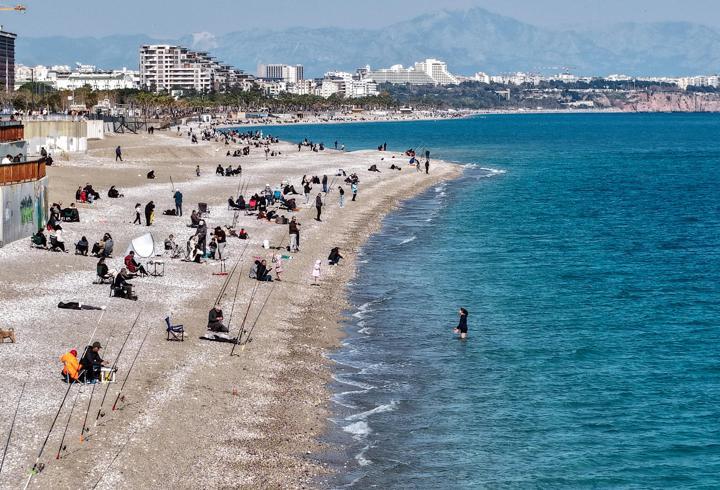 Antalya'da sahilde deniz, zirvede kayak keyfi