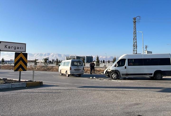 Okul servisi ile minibüs çarpıştı: 5 yaralı