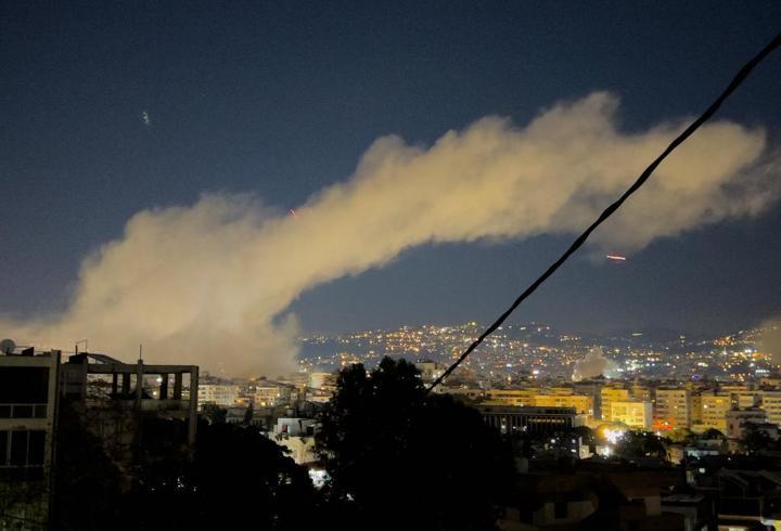 İsrail, İran ve ABD savaşı artık resmen 3. gününde. Karşılıklı saldırılar sürmeye devam ederken, İran’ın İsrail’e fırlattığı bir füzenin düşme anları görüntülendi. İsrail'de siren sesleri yükseldi.7