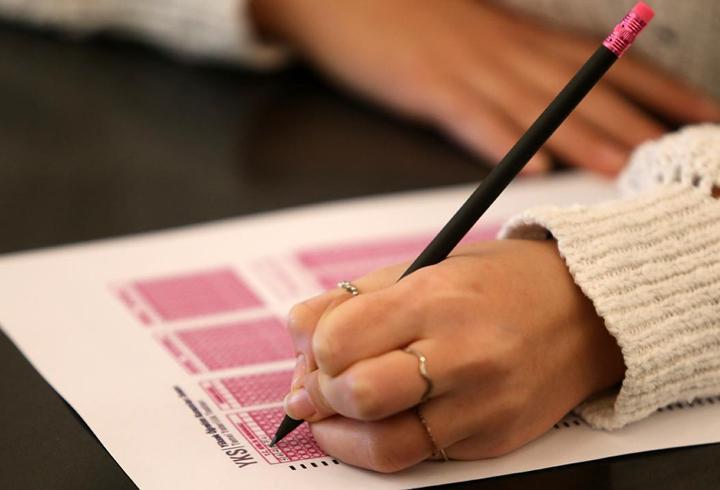 3 Mart okullar tatil mi konusu gündemde yer aldı. Özellikle Doğu Bölgesi'nde meydana gelen kar yağışları günlük hayatı ve ulaşımı olumsuz etkiledi. Buna karşılık vatandaşlara uyarı yapılıyor. Gece ve sabah saatlerinde iç ve doğu bölgelerde buzlanma ve don ile birlikte, Marmara ile iç ve batı kesimlerde sis ve pus olayı bekleniyor. Doğu Karadeniz’in iç kesimlerinin yüksekleri ile Doğu Anadolu’nun yüksek kar örtüsüne sahip eğimli kesimlerinde çığ tehlikesi ile kar erimesi tehlikesi bulunmaktadır. 