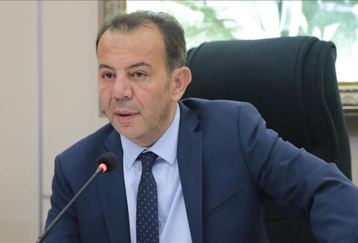 Denizli'nin Buldan ilçesinde dur ikazına uymadığı, ehliyeti geri alındığı halde araç kullandığı, ehliyetsiz olduğu, alkolmetreyi üflemeyi reddettiği ve alkollü araç kullandığı tespit edilen sürücüye 542 bin TL cezai işlem uygulandı.
1