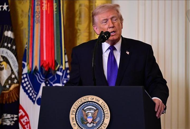 ABD Başkanı Trump, Washington Post'tan "Trump Doktrini'nin Doğuşuna Tanıklık Ediyoruz" başlıklı köşe yazısını kendi sanal medya platformu Truth Social'da alıntıyarak İran mesajları verdi. Trump paylaşımında, "Hava kuvvetleri, donanma ve liderlikleri yok oldu. Konuşmak istiyorlar ‘çok geç’ dedim" ifadelerini kullandı. 1