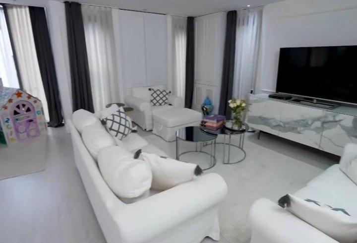 Tülin Şahin evinin kapılarını açtı! Üç katlı evde sade şıklık