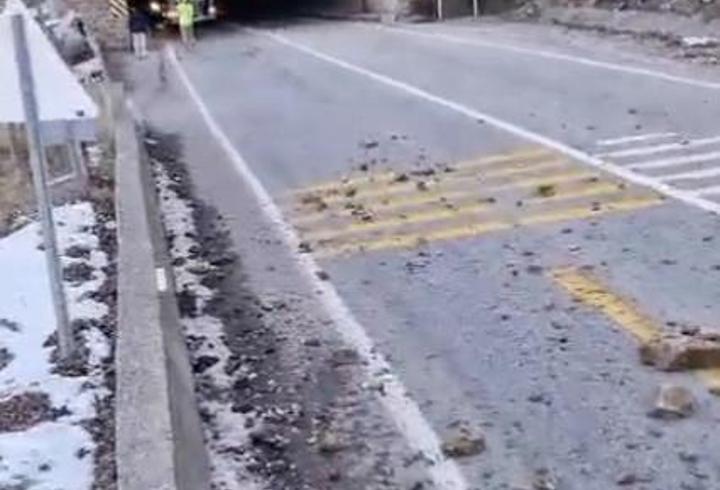 Gümüşhane- Giresun kara yolu heyelan nedeniyle ulaşıma kapandı