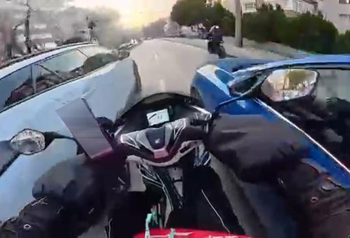 Araçların arasından geçmeye kalkan kurye böyle kaza yaptı