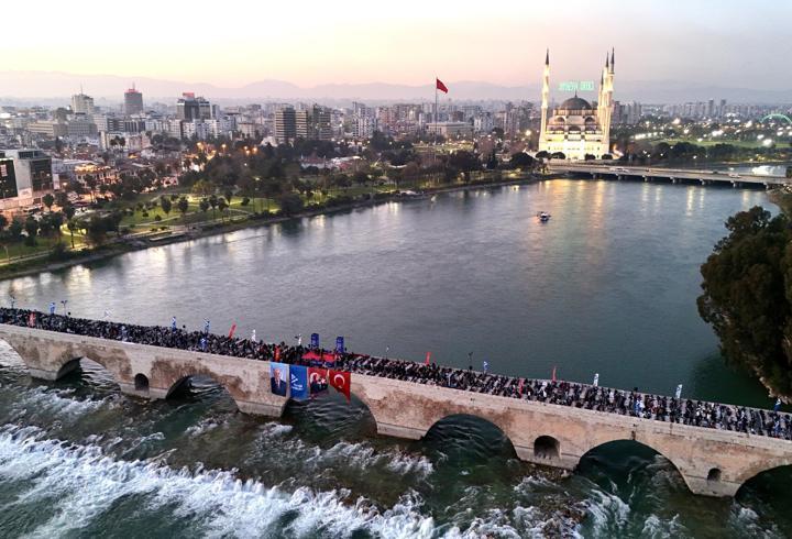 Tarihi Taşköprü'de iftar