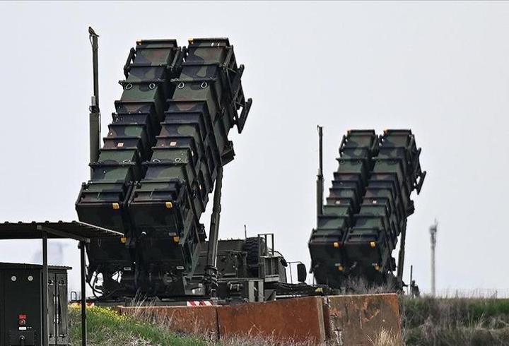 Natanz nükleer tesisi son günlerde yaşanan gelişmeler nedeniyle yeniden gündeme geldi. İran’ın Viyana Daimi Temsilcisi Rıza Necefi, Natanz’daki yer altı nükleer tesisin saldırıya uğradığını duyurdu. Ancak Uluslararası Atom Enerjisi Ajansı (IAEA), ABD ve İsrail’in nükleer tesisleri vurduğuna dair herhangi bir bulguya rastlanmadığını açıkladı. Tesise yönelik saldırı sonrası, konumu ve çevresindeki stratejik durum kamuoyunda merak konusu oldu. Peki, Natanz nükleer tesisi nerede bulunuyor, Türkiye’y