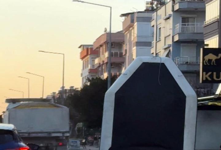 Motosiklet üzerinde şişme botla tehlikeli yolculuk