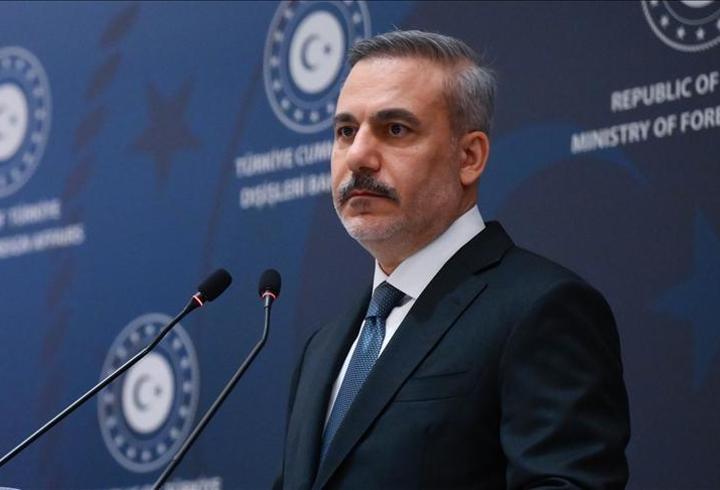 İsrail, İran Tel Aviv'i vurdu. Saldırı anına ait görüntüler kameralara yansırken, kentte şiddetli bir patlama ve yükselen duman dikkat çekti. 3