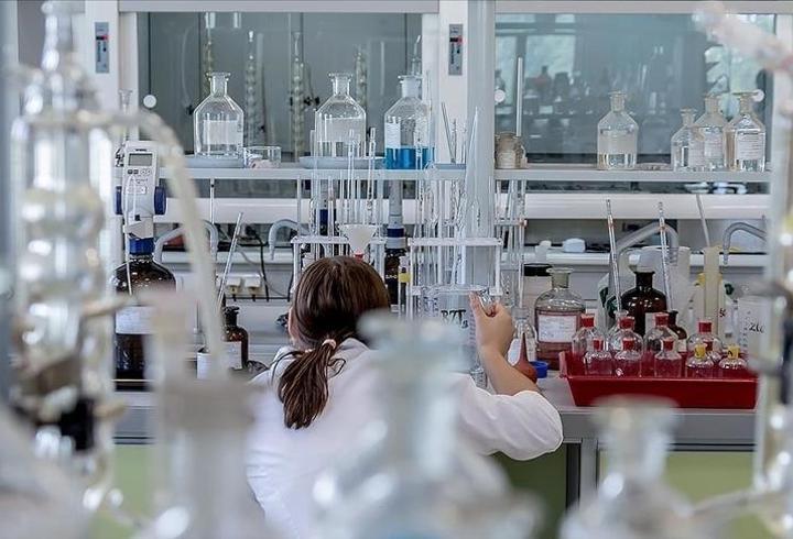 ABD ve İsrail’in İran’a yönelik ortak saldırılarının ardından artan jeopolitik tansiyon, küresel doğal gaz piyasasında sert dalgalanmalara yol açtı. Tahran’ın misillemeleri ve Hürmüz Boğazı’ndaki sevkiyat riskleri fiyatları yukarı taşırken, Avrupa Birliği’nin (AB) Rus gazını tamamen bırakma planı yeniden tartışma konusu oldu.3